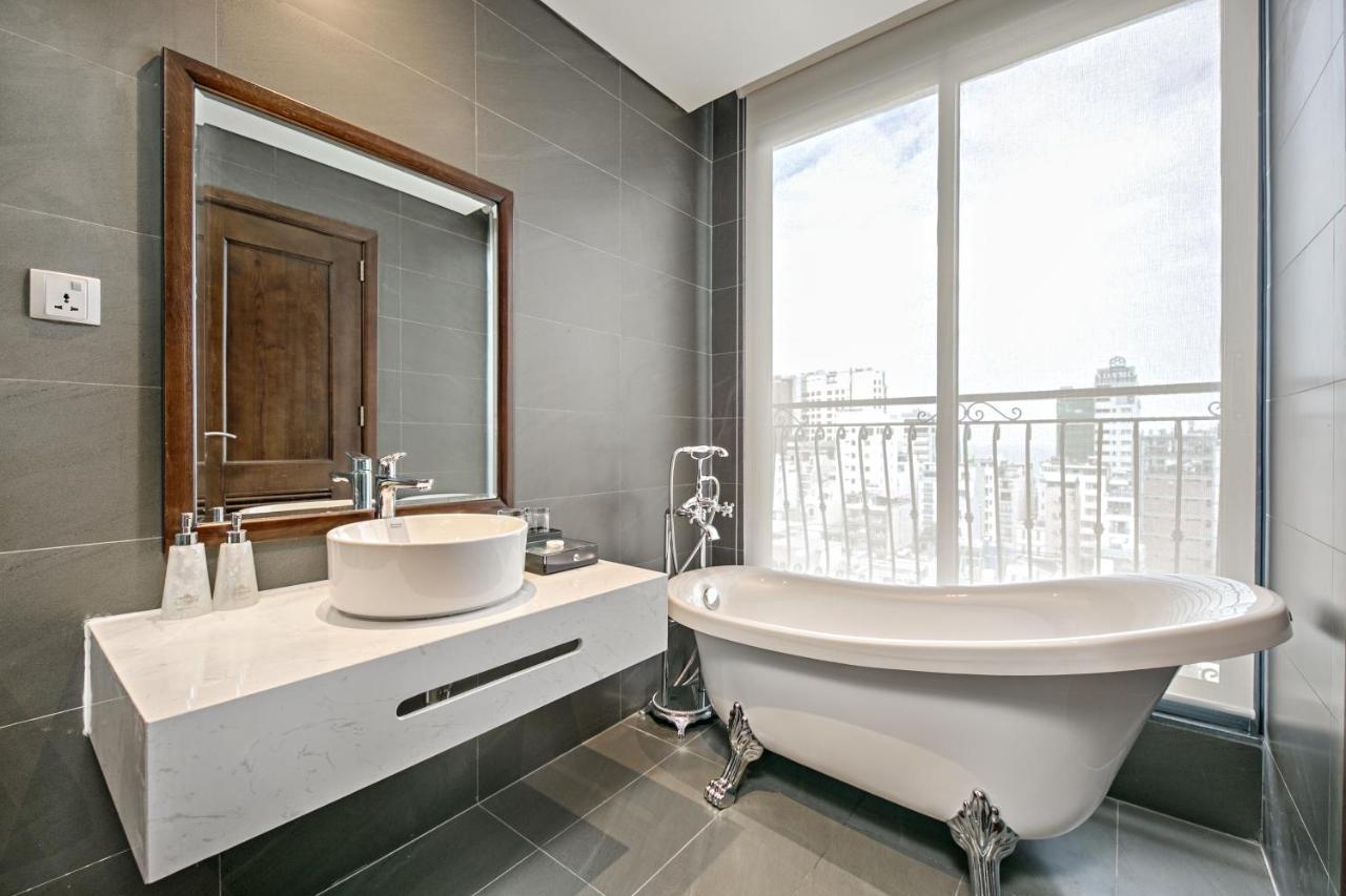 Cosmos Hotel Danang Екстериор снимка